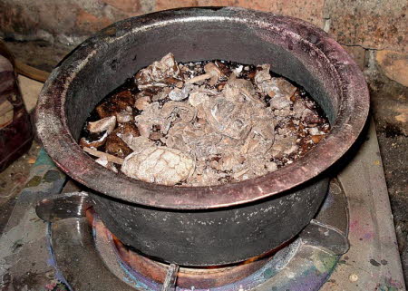 Making handmade walnut rose leaf paper